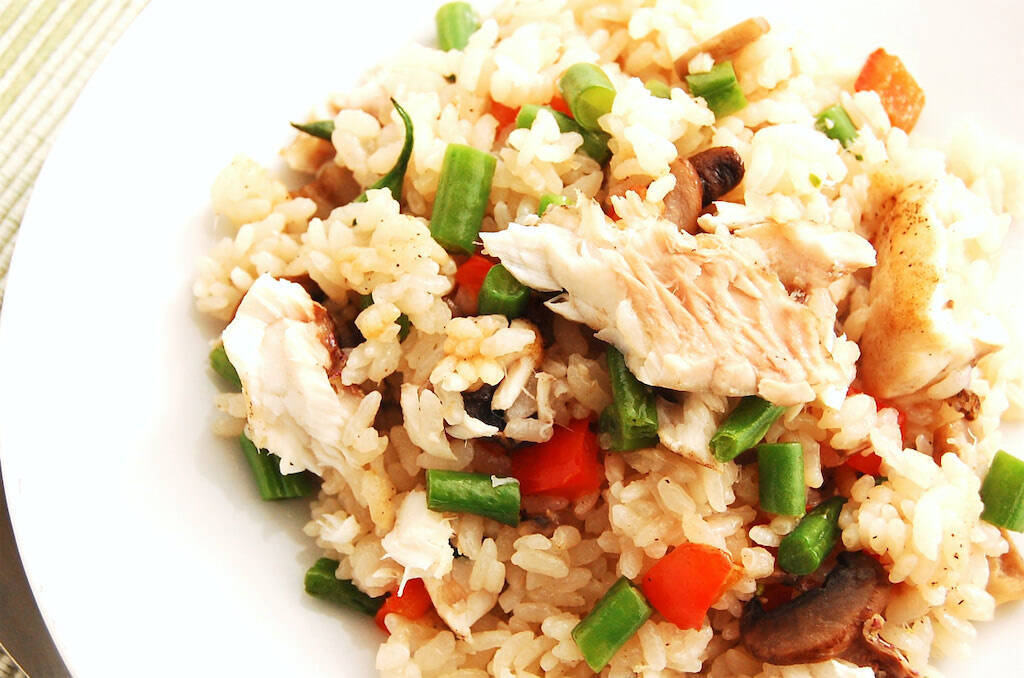 【切り身で鯛めし】炊飯器で炊けばOKな「洋風タイご飯」作ってみた！バターとにんにく香るコク旨ピラフ風♪