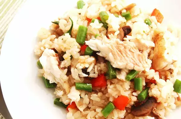 「【切り身で鯛めし】炊飯器で炊けばOKな「洋風タイご飯」作ってみた！バターとにんにく香るコク旨ピラフ風♪」の画像