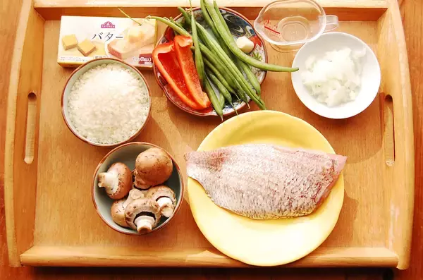 「【切り身で鯛めし】炊飯器で炊けばOKな「洋風タイご飯」作ってみた！バターとにんにく香るコク旨ピラフ風♪」の画像