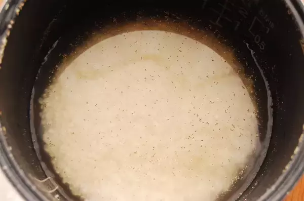 「【切り身で鯛めし】炊飯器で炊けばOKな「洋風タイご飯」作ってみた！バターとにんにく香るコク旨ピラフ風♪」の画像