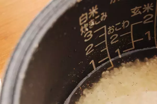 「【切り身で鯛めし】炊飯器で炊けばOKな「洋風タイご飯」作ってみた！バターとにんにく香るコク旨ピラフ風♪」の画像