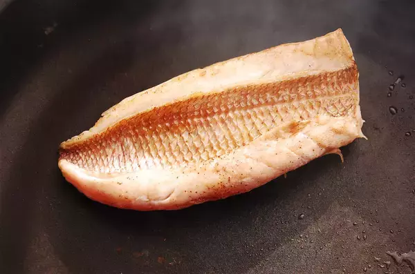 「【切り身で鯛めし】炊飯器で炊けばOKな「洋風タイご飯」作ってみた！バターとにんにく香るコク旨ピラフ風♪」の画像