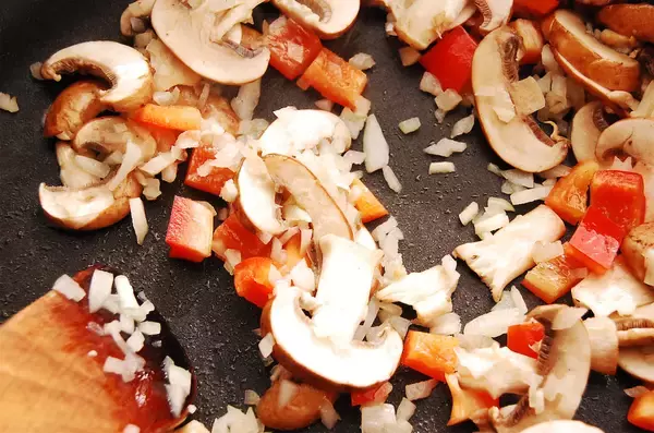 「【切り身で鯛めし】炊飯器で炊けばOKな「洋風タイご飯」作ってみた！バターとにんにく香るコク旨ピラフ風♪」の画像