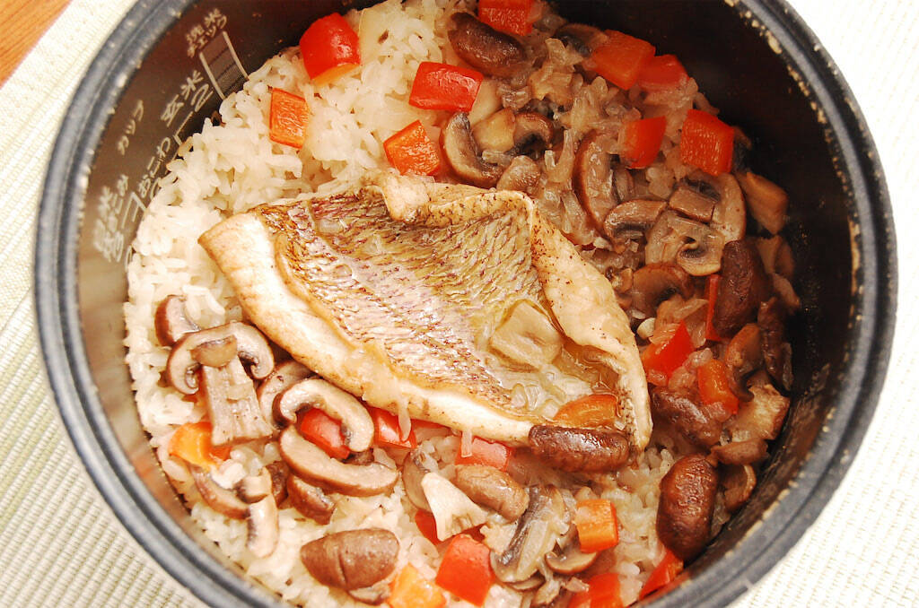 【切り身で鯛めし】炊飯器で炊けばOKな「洋風タイご飯」作ってみた！バターとにんにく香るコク旨ピラフ風♪