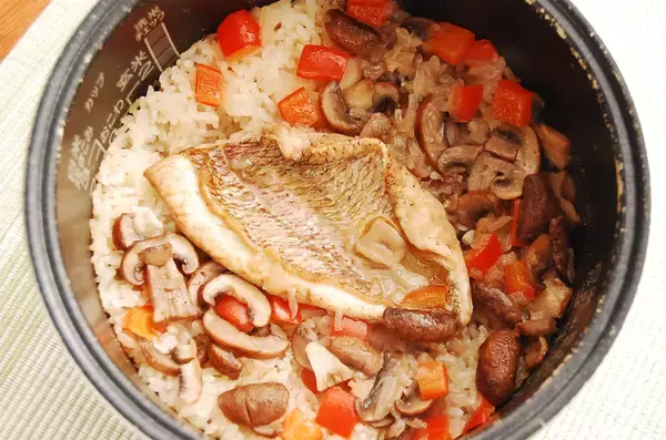 「【切り身で鯛めし】炊飯器で炊けばOKな「洋風タイご飯」作ってみた！バターとにんにく香るコク旨ピラフ風♪」の画像