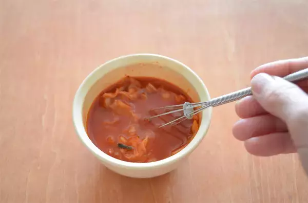 「【ちくわの穴に何詰める？】餅を詰めてキムチで炒めるって～!?「甘辛トッポギ風」作ってみた！【紀文公式】」の画像