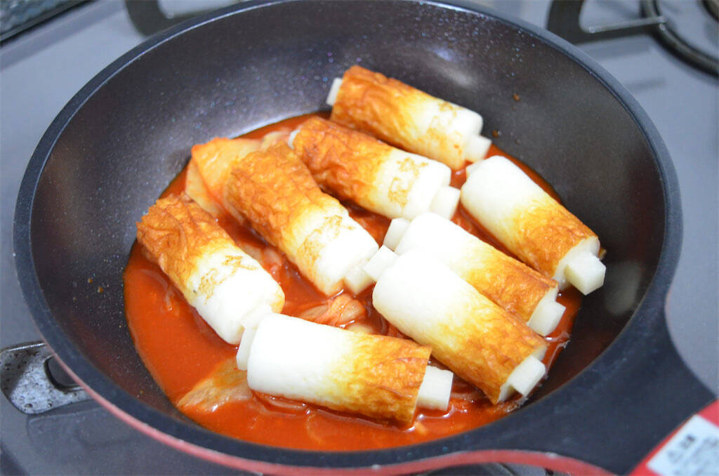 【ちくわの穴に何詰める？】餅を詰めてキムチで炒めるって～!?「甘辛トッポギ風」作ってみた！【紀文公式】