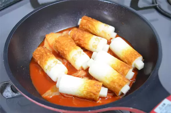 「【ちくわの穴に何詰める？】餅を詰めてキムチで炒めるって～!?「甘辛トッポギ風」作ってみた！【紀文公式】」の画像