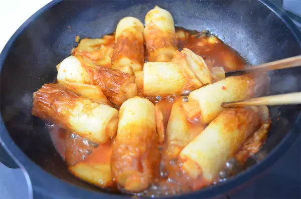 「【ちくわの穴に何詰める？】餅を詰めてキムチで炒めるって～!?「甘辛トッポギ風」作ってみた！【紀文公式】」の画像