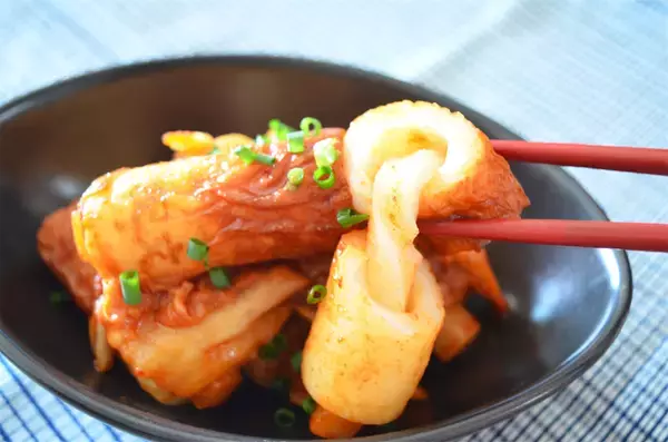 「【ちくわの穴に何詰める？】餅を詰めてキムチで炒めるって～!?「甘辛トッポギ風」作ってみた！【紀文公式】」の画像