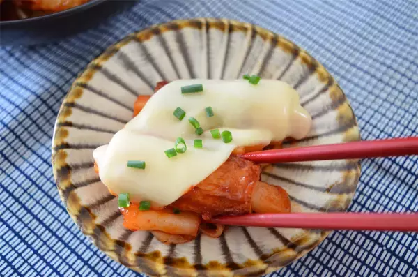 「【ちくわの穴に何詰める？】餅を詰めてキムチで炒めるって～!?「甘辛トッポギ風」作ってみた！【紀文公式】」の画像