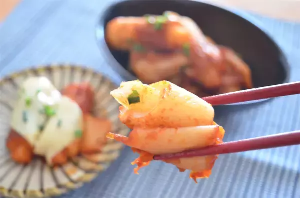 「【ちくわの穴に何詰める？】餅を詰めてキムチで炒めるって～!?「甘辛トッポギ風」作ってみた！【紀文公式】」の画像