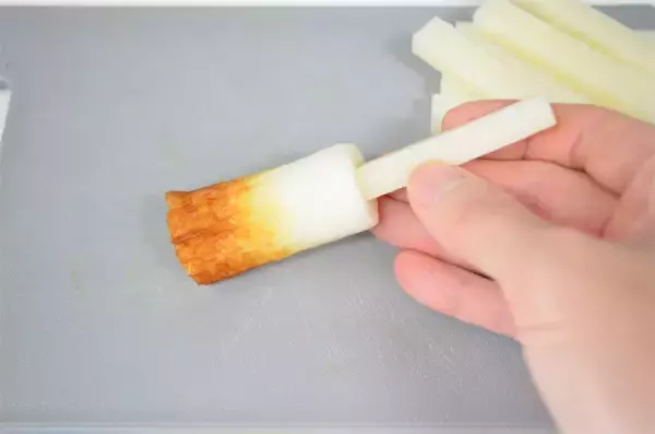 「【ちくわの穴に何詰める？】餅を詰めてキムチで炒めるって～!?「甘辛トッポギ風」作ってみた！【紀文公式】」の画像