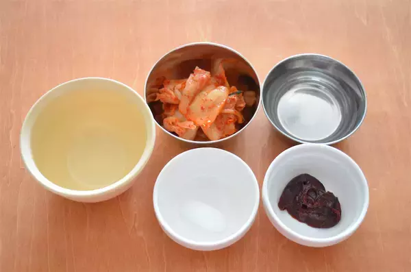 「【ちくわの穴に何詰める？】餅を詰めてキムチで炒めるって～!?「甘辛トッポギ風」作ってみた！【紀文公式】」の画像