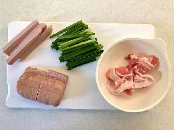 「【馬場ごはん】豚バラ×スパムで旨味爆発！欲望の「悪魔のプデチゲ」に挑戦！辛味とコクで深い味わい♡」の画像