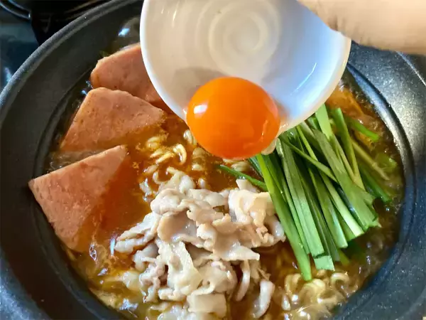 「【馬場ごはん】豚バラ×スパムで旨味爆発！欲望の「悪魔のプデチゲ」に挑戦！辛味とコクで深い味わい♡」の画像