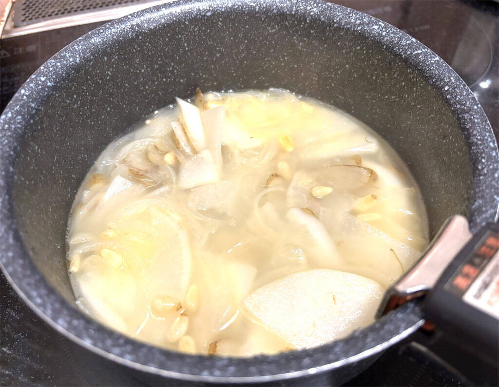 【ごぼう×かぶの極上コンビ】寒い朝に嬉しすぎる「根菜ポタージュ」作ってみた！豆乳ベースでまろやかに潤う♡