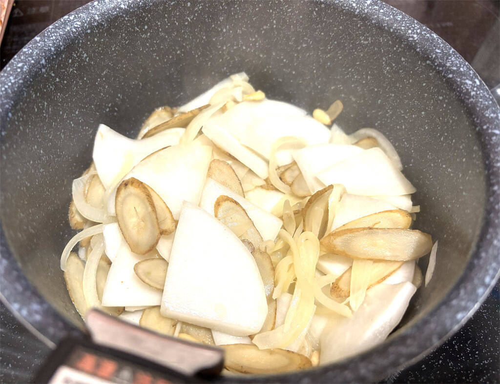 【ごぼう×かぶの極上コンビ】寒い朝に嬉しすぎる「根菜ポタージュ」作ってみた！豆乳ベースでまろやかに潤う♡