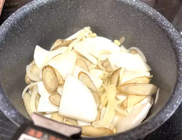 「【ごぼう×かぶの極上コンビ】寒い朝に嬉しすぎる「根菜ポタージュ」作ってみた！豆乳ベースでまろやかに潤う♡」の画像