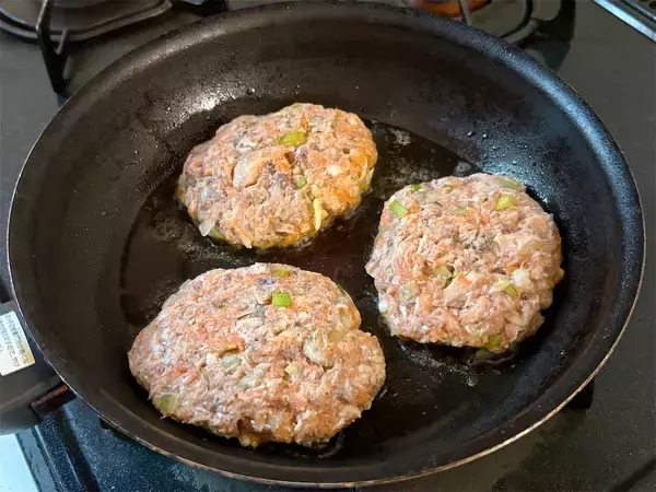「魚臭さゼロ！87年前の知恵レシピ「サバ缶バーグ」が新感覚だった♪感動レベルのふっくら仕上げの秘訣とは？」の画像