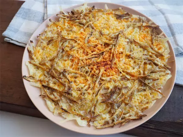 【もうごぼうは余らない】レンチンで香ばしスナック爆誕♪新ごぼうとチーズで「カリカリチップス」作ってみた！