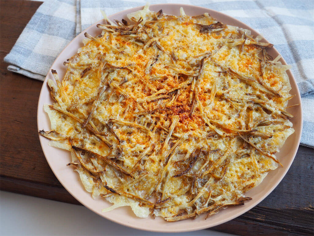 【もうごぼうは余らない】レンチンで香ばしスナック爆誕♪新ごぼうとチーズで「カリカリチップス」作ってみた！