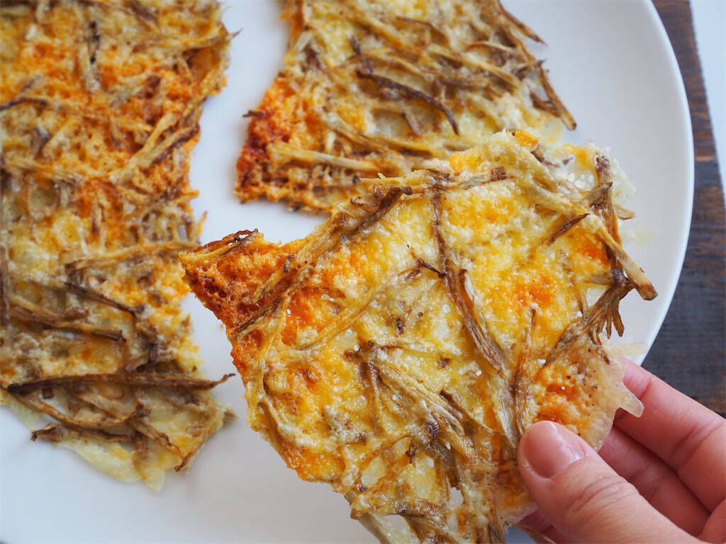 【もうごぼうは余らない】レンチンで香ばしスナック爆誕♪新ごぼうとチーズで「カリカリチップス」作ってみた！