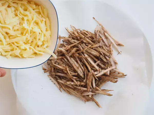 「【もうごぼうは余らない】レンチンで香ばしスナック爆誕♪新ごぼうとチーズで「カリカリチップス」作ってみた！」の画像