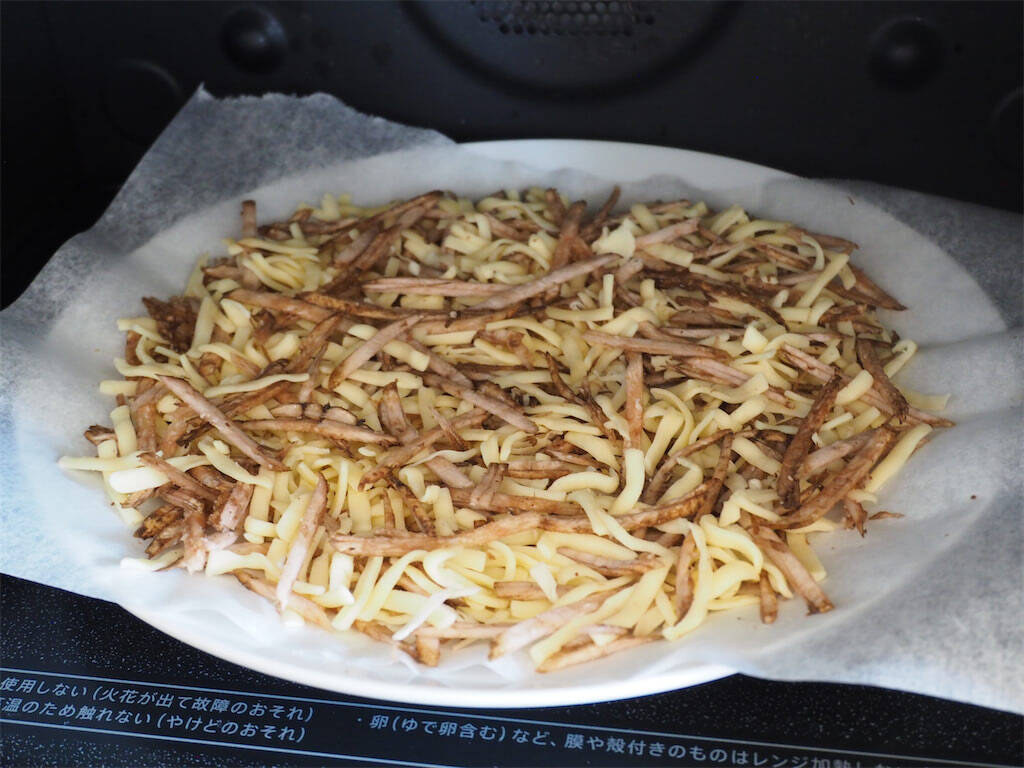【もうごぼうは余らない】レンチンで香ばしスナック爆誕♪新ごぼうとチーズで「カリカリチップス」作ってみた！