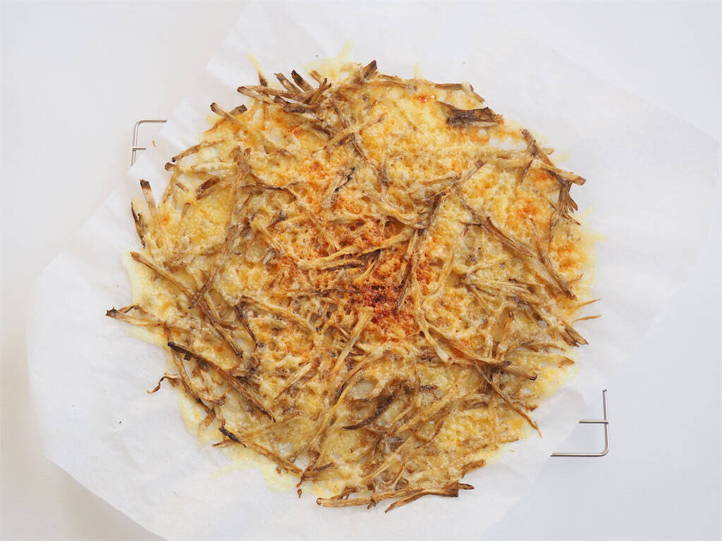 【もうごぼうは余らない】レンチンで香ばしスナック爆誕♪新ごぼうとチーズで「カリカリチップス」作ってみた！