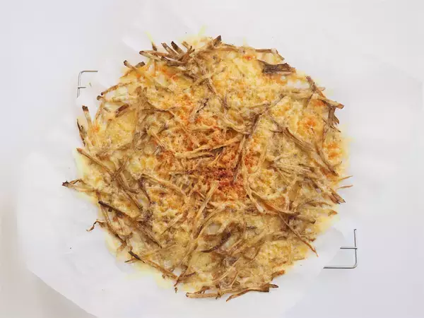 「【もうごぼうは余らない】レンチンで香ばしスナック爆誕♪新ごぼうとチーズで「カリカリチップス」作ってみた！」の画像