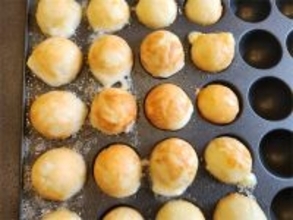 【たこ焼き器の裏ワザ】チーズが伸び～る溢れる～♡もっちもちの「チーズボール」作ろう！コロコロン♡