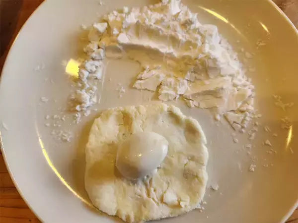 「【たこ焼き器の裏ワザ】チーズが伸び～る溢れる～♡もっちもちの「チーズボール」作ろう！コロコロン♡」の画像