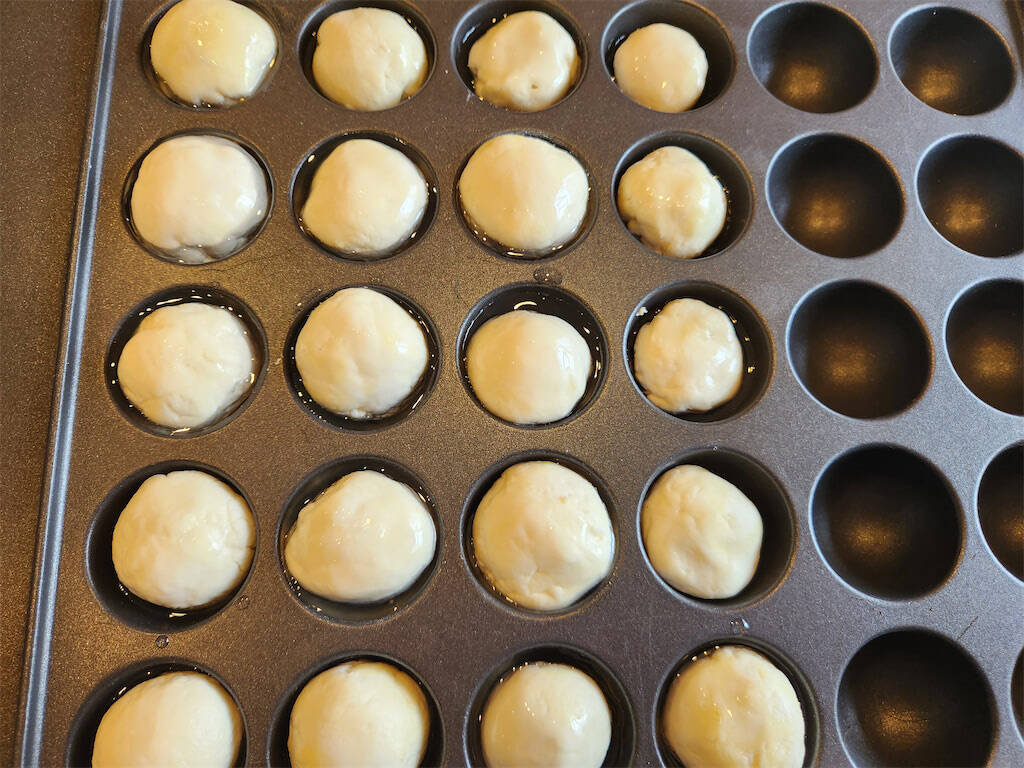 【たこ焼き器の裏ワザ】チーズが伸び～る溢れる～♡もっちもちの「チーズボール」作ろう！コロコロン♡