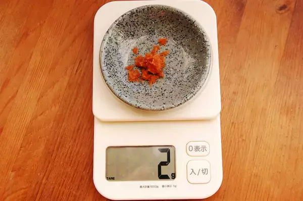 「【皮剥きの裏ワザ】ボトルキャップで「にんじんの皮剥き」すると…ピーラーより無駄なく剥ける!?検証してみた」の画像