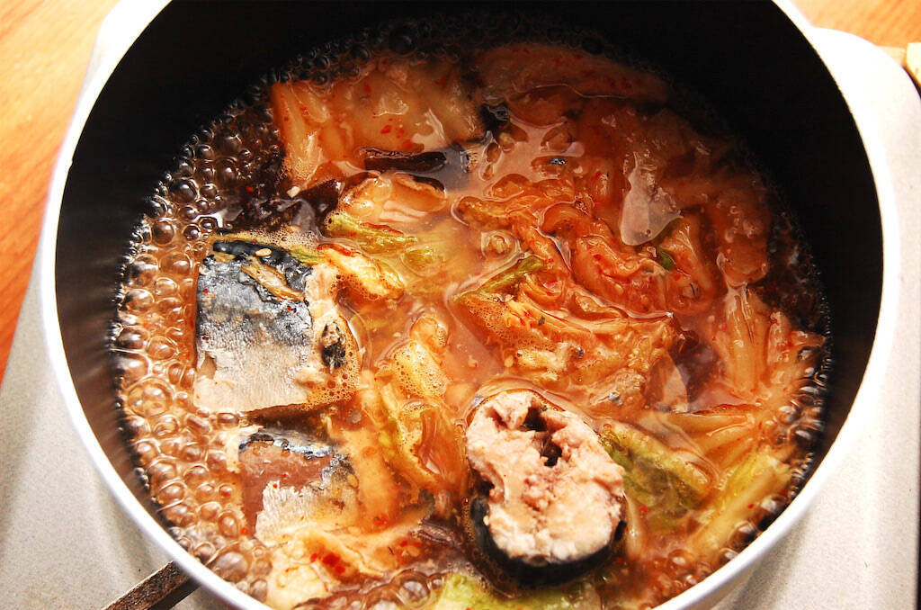 【花粉症対抗レシピ!?】ビタミンDたっぷりな「サバ缶とキムチのみそ煮」作ってみた！5分で作れたよ〜