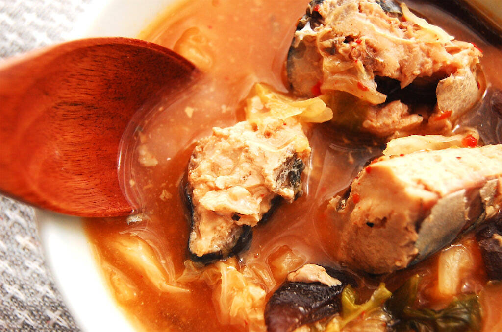 【花粉症対抗レシピ!?】ビタミンDたっぷりな「サバ缶とキムチのみそ煮」作ってみた！5分で作れたよ〜