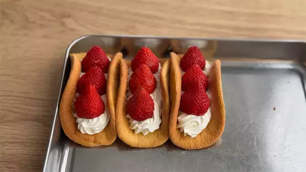 「【卵1個で3個作れる！】ふわっと軽やか「いちごの米粉オムレット」は春おやつにぴったり♪【元パティシエ直伝】」の画像