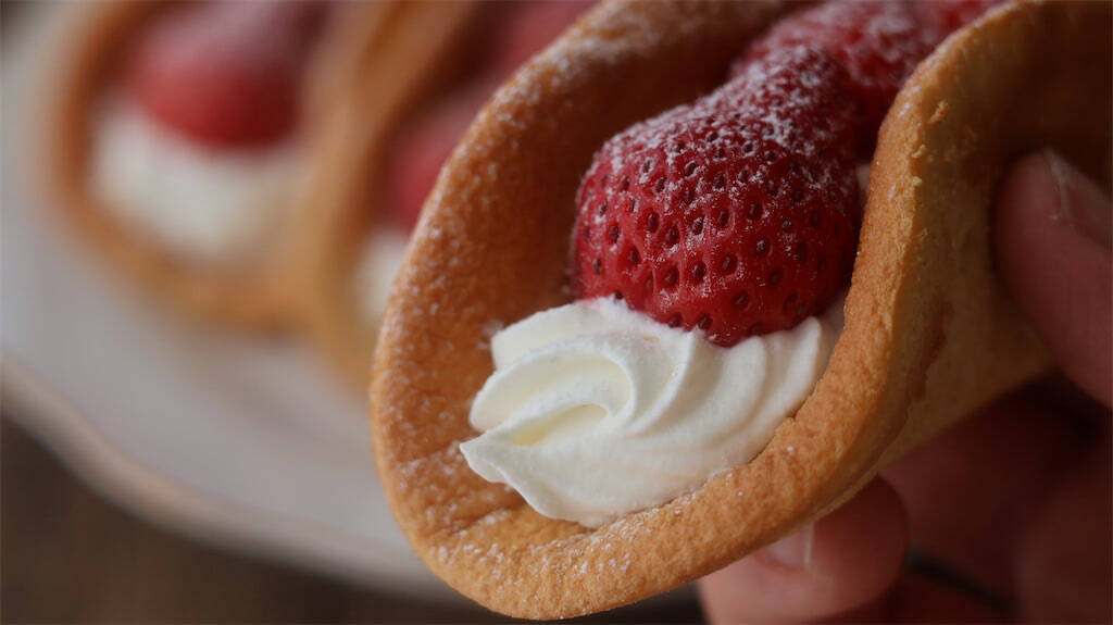 【卵1個で3個作れる！】ふわっと軽やか「いちごの米粉オムレット」は春おやつにぴったり♪【元パティシエ直伝】