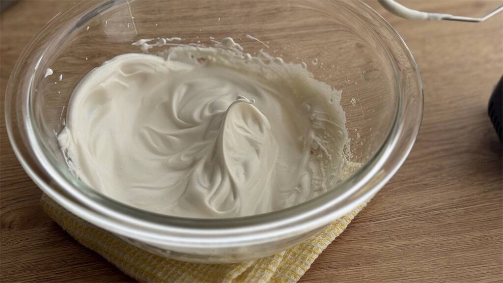 【卵1個で3個作れる！】ふわっと軽やか「いちごの米粉オムレット」は春おやつにぴったり♪【元パティシエ直伝】