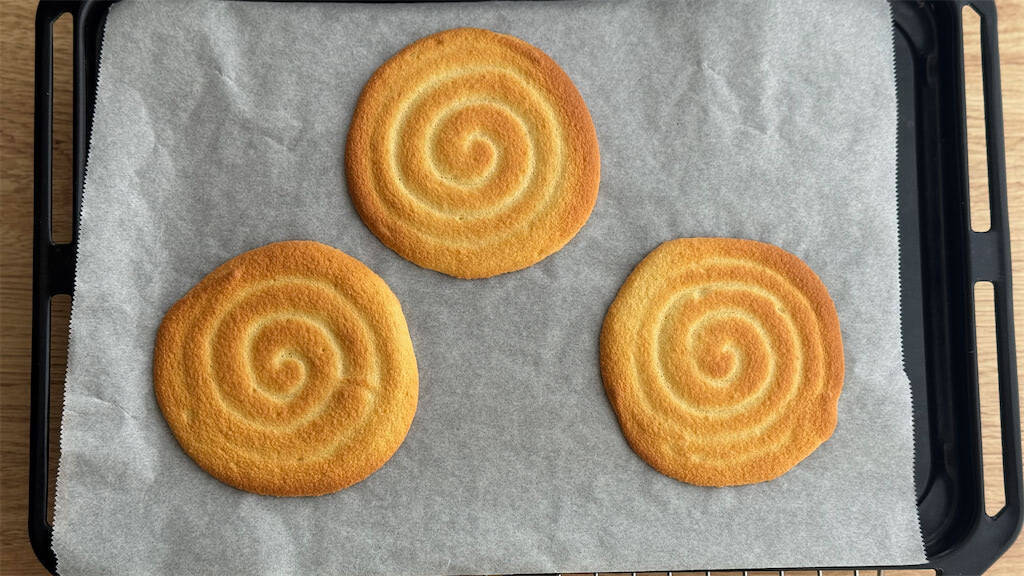 【卵1個で3個作れる！】ふわっと軽やか「いちごの米粉オムレット」は春おやつにぴったり♪【元パティシエ直伝】