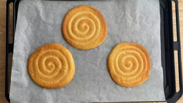 「【卵1個で3個作れる！】ふわっと軽やか「いちごの米粉オムレット」は春おやつにぴったり♪【元パティシエ直伝】」の画像