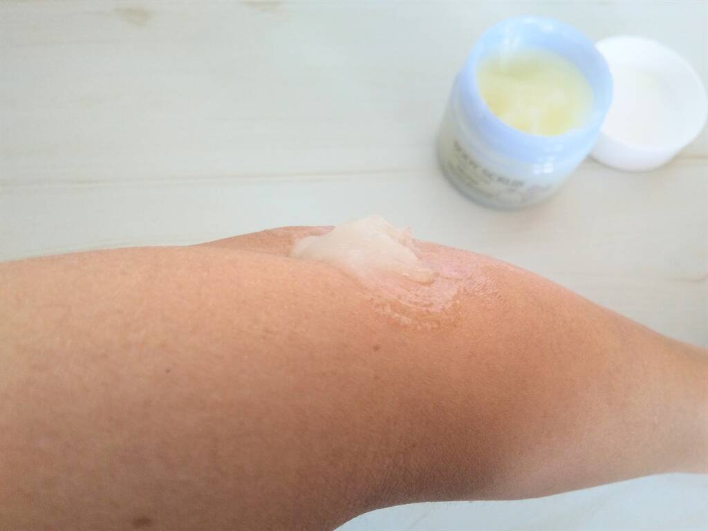 「砂糖」の保湿効果でツルスベしっとり♡細かな粒子の「シュガースクラブ」でケアしてみたら…【正直レポ】