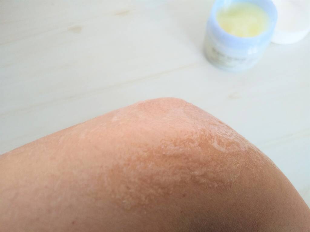 「砂糖」の保湿効果でツルスベしっとり♡細かな粒子の「シュガースクラブ」でケアしてみたら…【正直レポ】