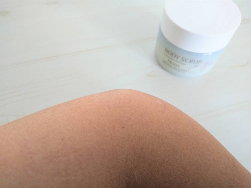 「砂糖」の保湿効果でツルスベしっとり♡細かな粒子の「シュガースクラブ」でケアしてみたら…【正直レポ】