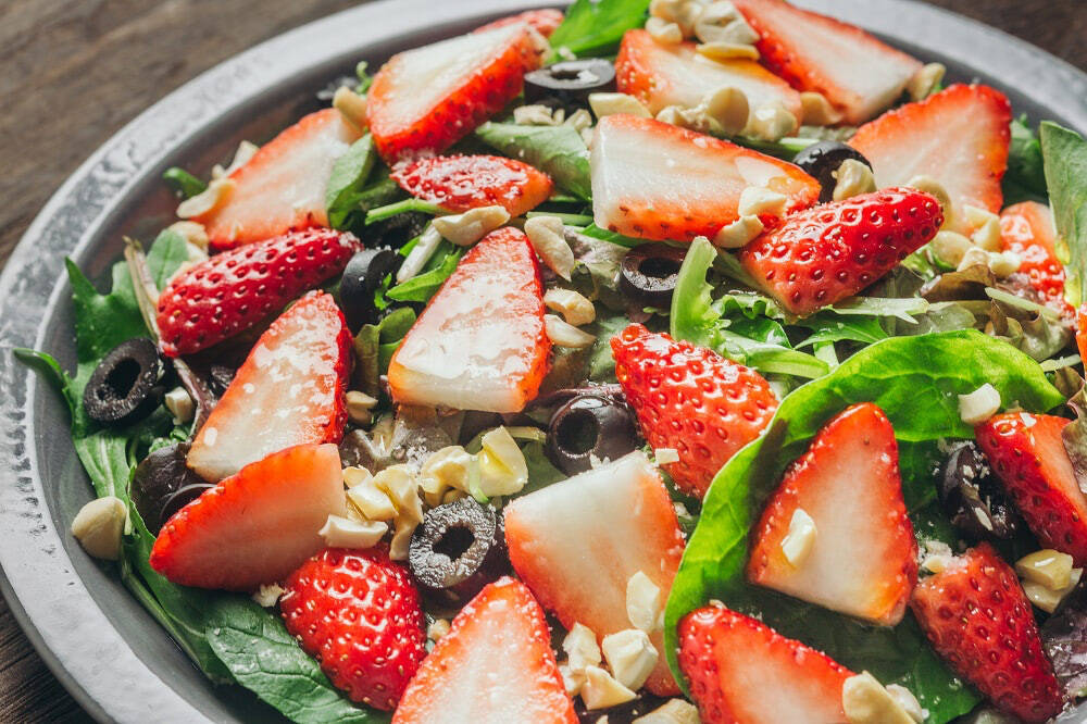 【クリスマスケーキ風サラダ】元フレンチ講師のイチゴ農家直伝「禁断のイチゴサラダ」で新しい味覚が目覚めた♡