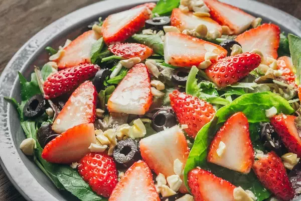 「【クリスマスケーキ風サラダ】元フレンチ講師のイチゴ農家直伝「禁断のイチゴサラダ」で新しい味覚が目覚めた♡」の画像