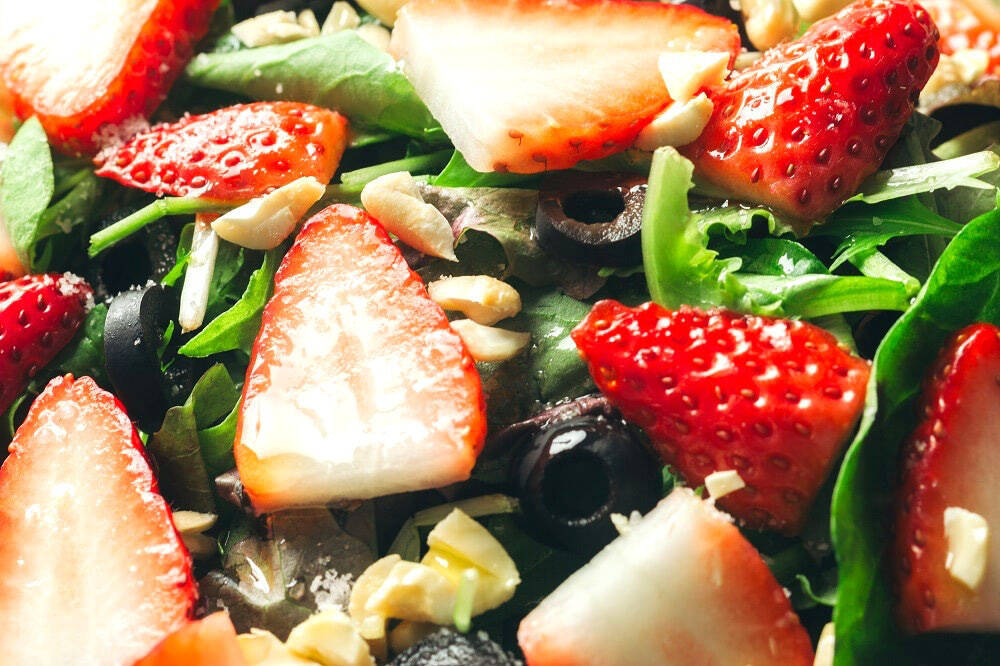 【クリスマスケーキ風サラダ】元フレンチ講師のイチゴ農家直伝「禁断のイチゴサラダ」で新しい味覚が目覚めた♡