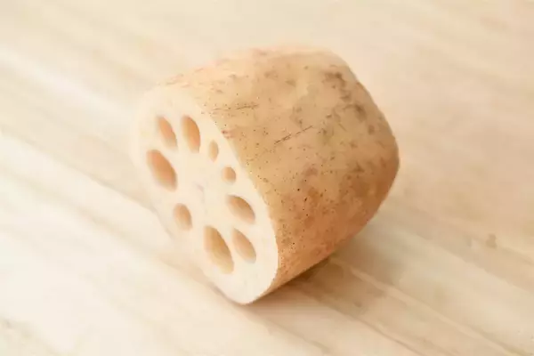 「一目瞭然【れんこんの選び方】新鮮さは…切り口の色＆穴の形に現れる!?【れんこん農家直伝】」の画像