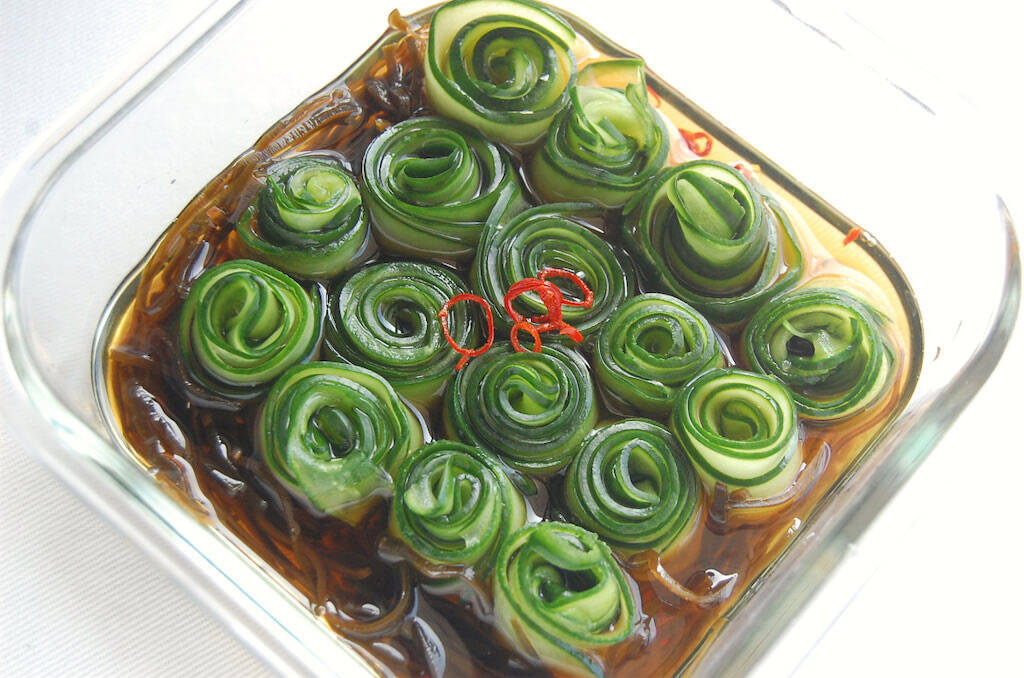 【きゅうり大量消費】薄切りきゅうりをクルクル巻いて…これはもはや、料亭の一品！「胡瓜★やばい漬け」作ってみた♪